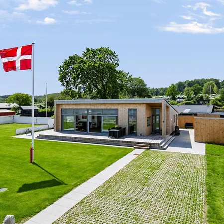 Eljas - 10m From The Sea By Interhome